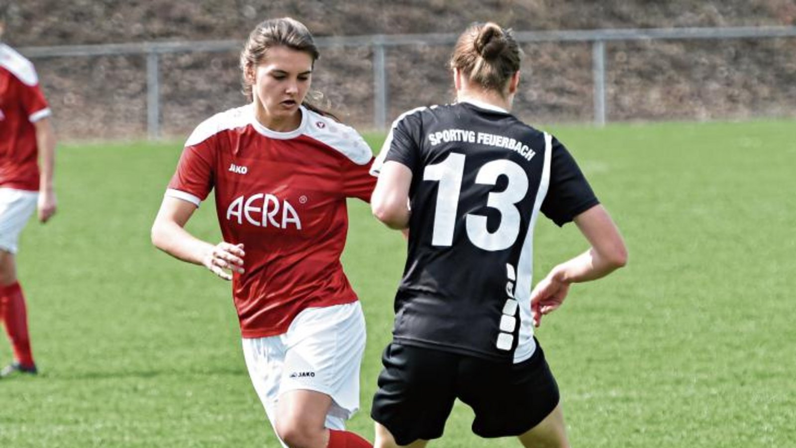 Romy Bahmer (links) und die Horrheimerinnen sind gegen die Feuerbacherinnen feldüberlegen, werden aber zwei Mal von der Sportvg ausgekontert. Foto: Leitner Romy Bahmer (links) und die Horrheimerinnen sind gegen die Feuerbacherinnen feldüberlegen, werden aber zwei Mal von der Sportvg ausgekontert. Foto: Leitner