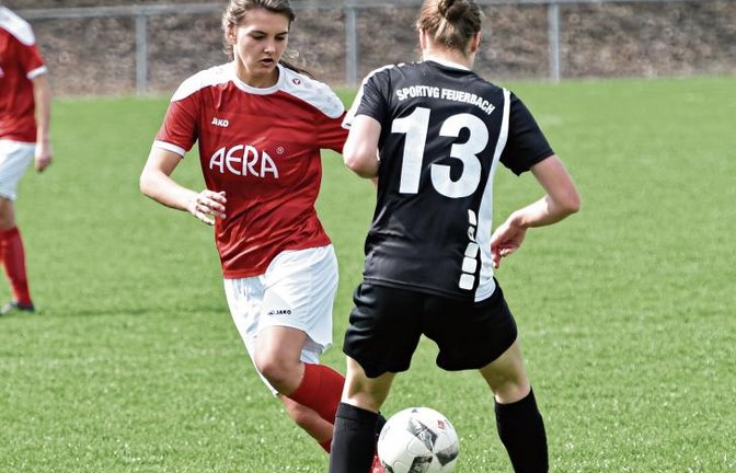 Romy Bahmer (links) und die Horrheimerinnen sind gegen die Feuerbacherinnen feldüberlegen, werden aber zwei Mal von der Sportvg ausgekontert. Foto: Leitner