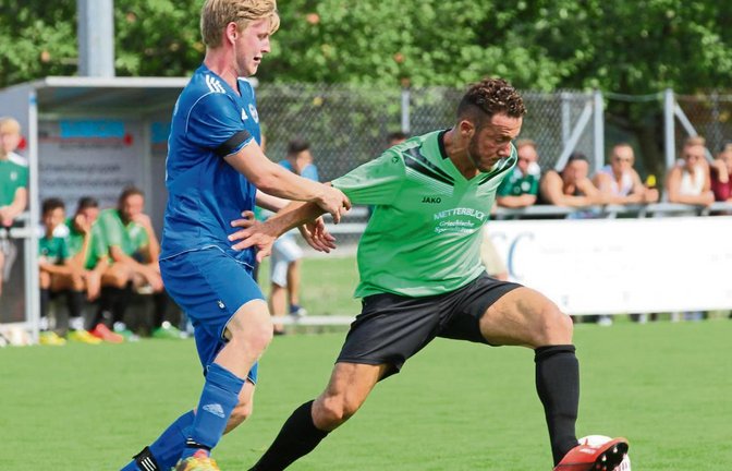 Timur Cakman (rechts) war im Sersheimer Sturmzentrum viel unterwegs – ohne Erfolg. Hier wird er von Daniel Brenner attackiert. Foto: Nachreiner