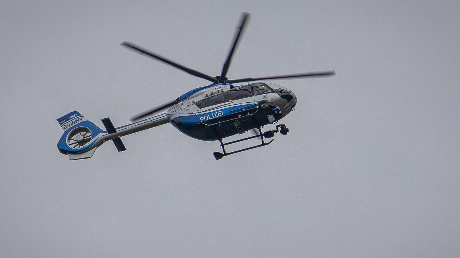Mit einem Hubschrauber hat die Polizei im Ostalbkreis am Donnerstag nach einem Einbrecher gesucht (Symbolfoto).Foto: Salome Menzler Mit einem Hubschrauber hat die Polizei im Ostalbkreis am Donnerstag nach einem Einbrecher gesucht (Symbolfoto).Foto: Salome Menzler