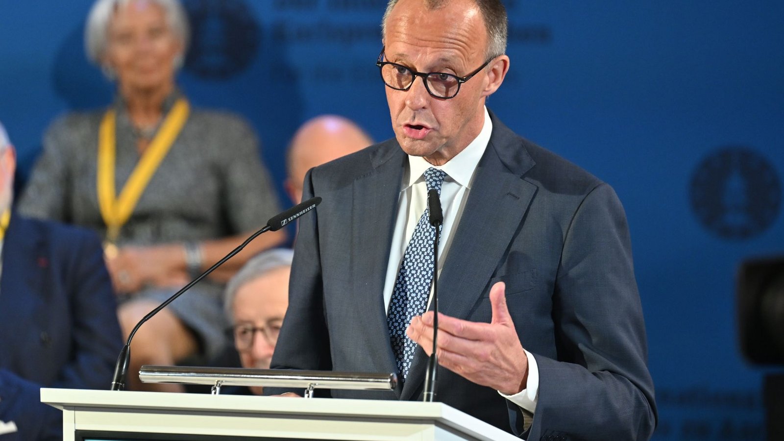 Kanzler Merz nutzt seine Rede in Aachen, um eine Botschaft mit Blick auf die EU-Finanzplanung zu setzen.Foto: Henning Kaiser/dpa