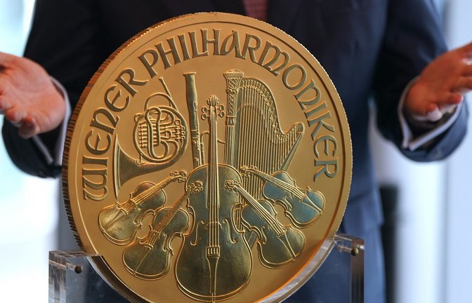 Eine etwa 31 Kilogramm schwere und im Durchmesser etwa 37 Zentimeter große Goldmünze wird in Hamburg ausgestellt.<span class='image-autor'>Foto: Marcus Brandt/dpa</span>