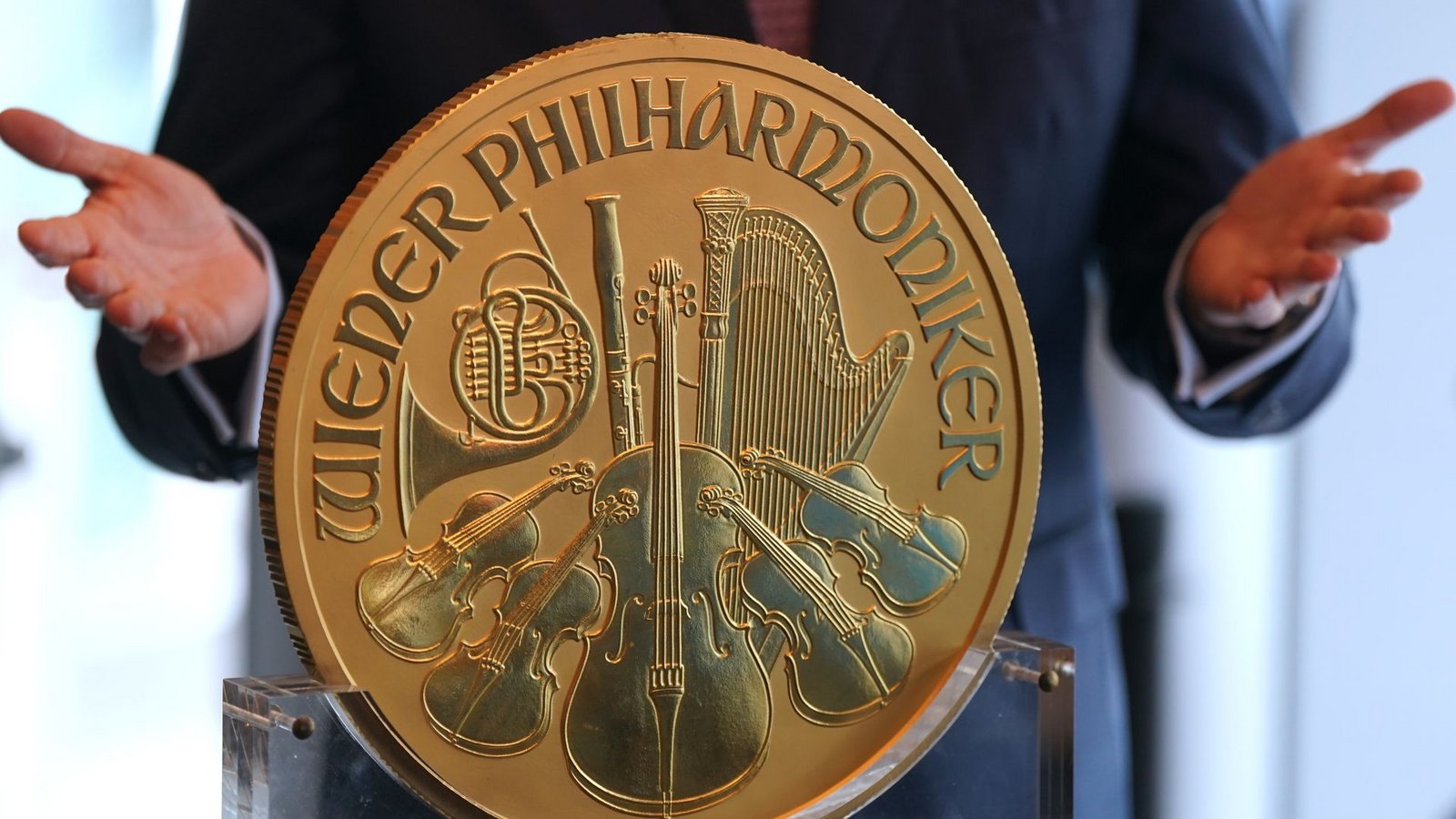 Eine etwa 31 Kilogramm schwere und im Durchmesser etwa 37 Zentimeter große Goldmünze wird in Hamburg ausgestellt.Foto: Marcus Brandt/dpa