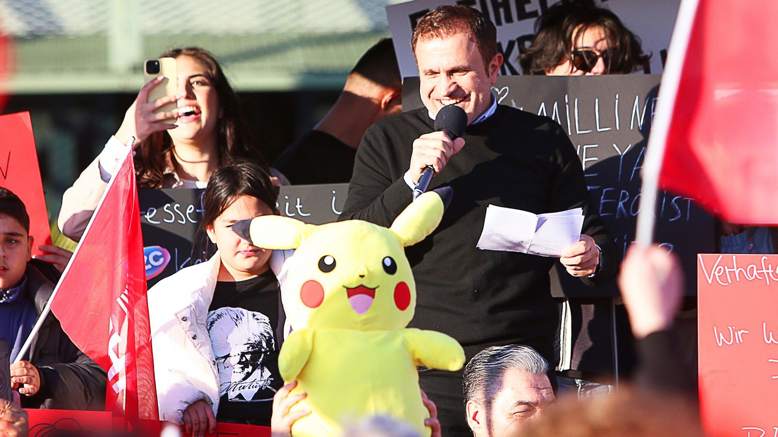 Auch bei einer Kundgebung in Mannheim war das gelbe Pokémon Pikachu zu sehen.Foto: Dieter Leder/ 