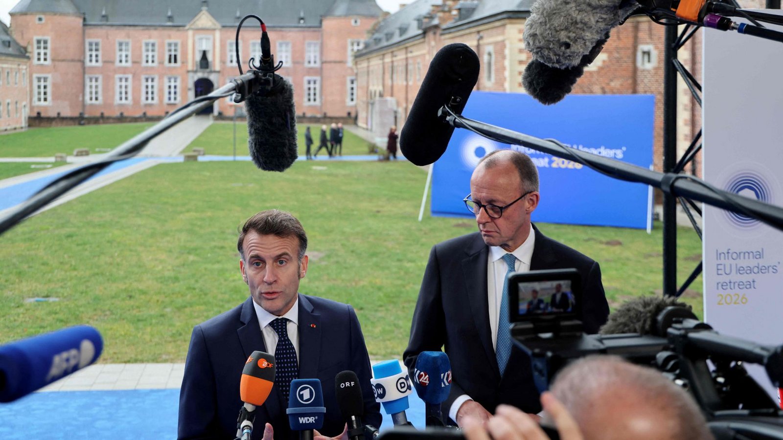 Frankreichs Präsident Macron (links) und Kanzler Merz suchen auf dem EU-Gipfel in Alden Biesen nach Wegen, die EU wieder auf Wachstumskurs zu bringen.Foto: AFP Frankreichs Präsident Macron (links) und Kanzler Merz suchen auf dem EU-Gipfel in Alden Biesen nach Wegen, die EU wieder auf Wachstumskurs zu bringen.Foto: AFP