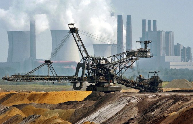 Durch die Nutzung fossiler Energien – hier in Form von Braunkohle – kommt zusätzliches CO2 in die Atmosphäre.<span class='image-autor'>Foto: Oliver Berg/dpa</span>