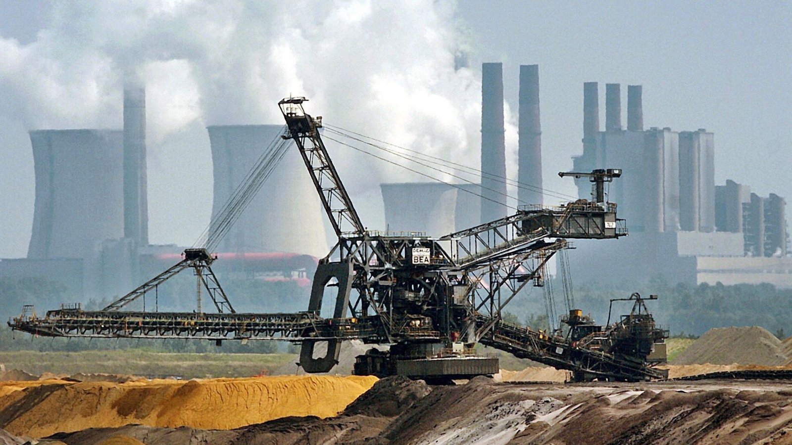 Durch die Nutzung fossiler Energien – hier in Form von Braunkohle – kommt zusätzliches CO2 in die Atmosphäre.Foto: Oliver Berg/dpa Durch die Nutzung fossiler Energien – hier in Form von Braunkohle – kommt zusätzliches CO2 in die Atmosphäre.Foto: Oliver Berg/dpa
