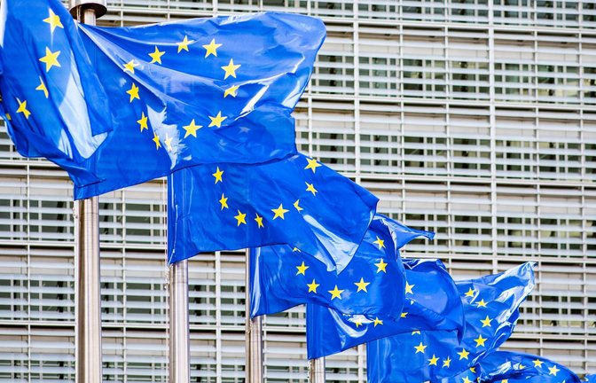 Europaflaggen flattern vor dem Sitz der Europäischen Kommission in Brüssel. Die Chefs von 20 europäischen Telekommunikationsunternehmen appellieren an die EU, große Tech-Konzerne zu höheren Zahlungen für die Nutzung der Netze zu verpflichten.<span class='image-autor'>Foto: Marcel Kusch/dpa</span>