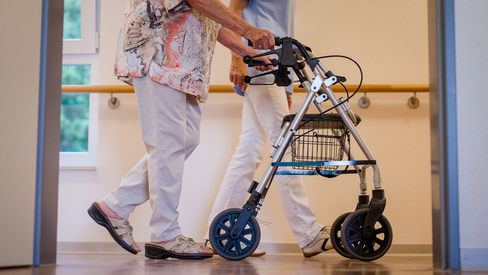 Ob zu Hause oder im Pflegeheim: Ab Januar 2024 ändert sich in der Pflege einiges. Unter anderem gibt es für einige Leistungen mehr Geld.Foto: dpa/Christoph Schmidt Ob zu Hause oder im Pflegeheim: Ab Januar 2024 ändert sich in der Pflege einiges. Unter anderem gibt es für einige Leistungen mehr Geld.Foto: dpa/Christoph Schmidt