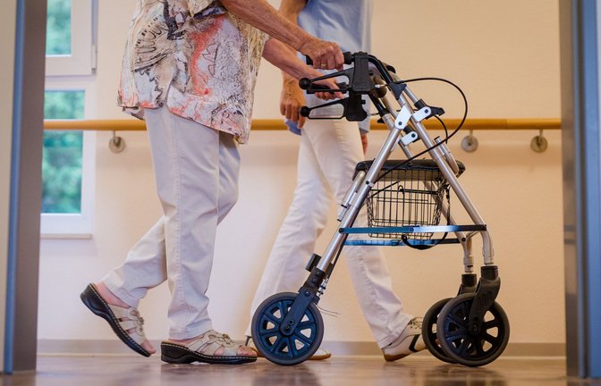 Ob zu Hause oder im Pflegeheim: Ab Januar 2024 ändert sich in der Pflege einiges. Unter anderem gibt es für einige Leistungen mehr Geld.<span class='image-autor'>Foto: dpa/Christoph Schmidt</span>