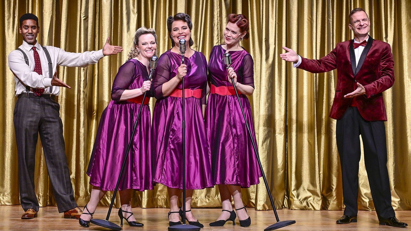 Spielen Geschichte auf der Bühne und unterhalten vorzüglich: Aron Kelata,  Diana Gantner, Amelie Sturm,  Sorina Kiefer, Benjamin Hille (v.l.).Foto: Tobias Metz
