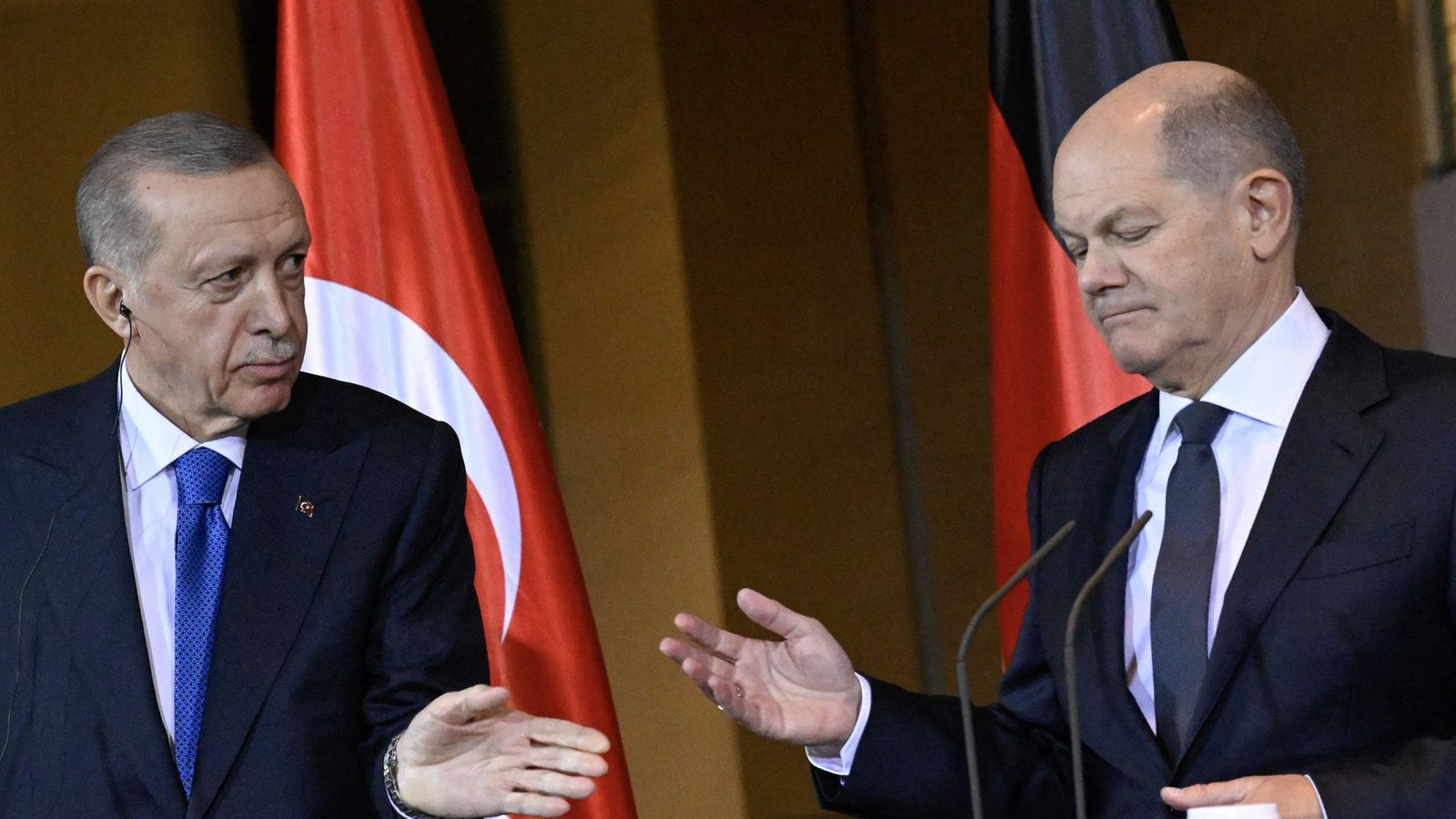 Für Erdogan (li.) ist Kanzler Scholz nur „der andere“.Foto: AFP/ Schwarz Für Erdogan (li.) ist Kanzler Scholz nur „der andere“.Foto: AFP/ Schwarz