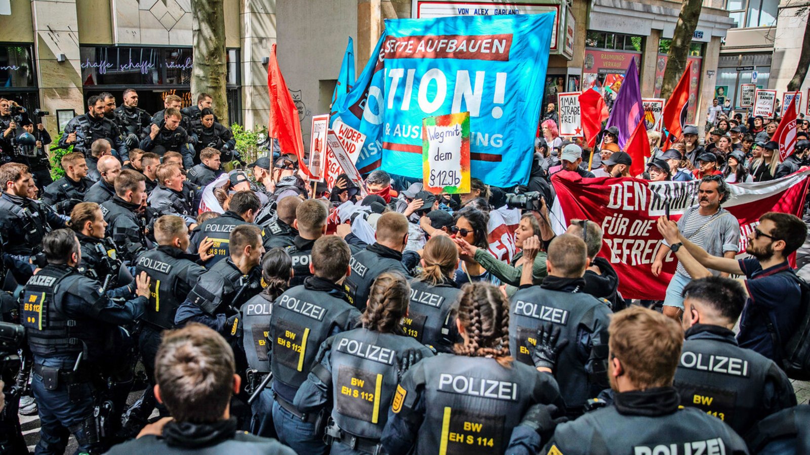 Bei einer Demonstration am Tag der Arbeit, die nichts mit dem DGB zu tun hatte, wurden Polizisten angegriffen.Foto: Lg/Christoph Schmidt