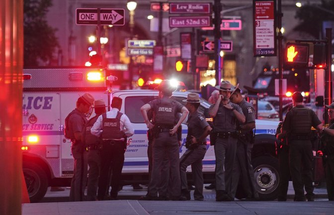 Großeinsatz in New York nach Schüssen in einem Hochhaus.<span class='image-autor'>Foto: Angelina Katsanis/AP/dpa/Angelina Katsanis</span>