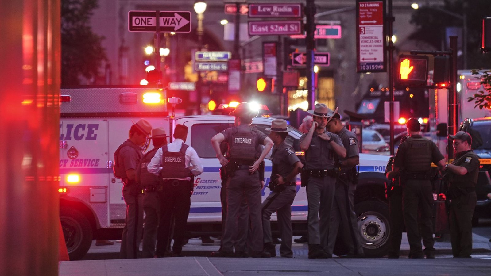 Großeinsatz in New York nach Schüssen in einem Hochhaus.Foto: Angelina Katsanis/AP/dpa/Angelina Katsanis Großeinsatz in New York nach Schüssen in einem Hochhaus.Foto: Angelina Katsanis/AP/dpa/Angelina Katsanis