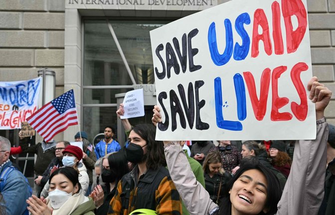 Demonstranten außerhalb des Sitzes der Behörde USAID<span class='image-autor'>Foto: AFP/Mandel Ngan</span>