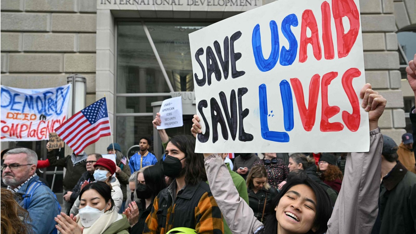 Demonstranten außerhalb des Sitzes der Behörde USAIDFoto: AFP/Mandel Ngan