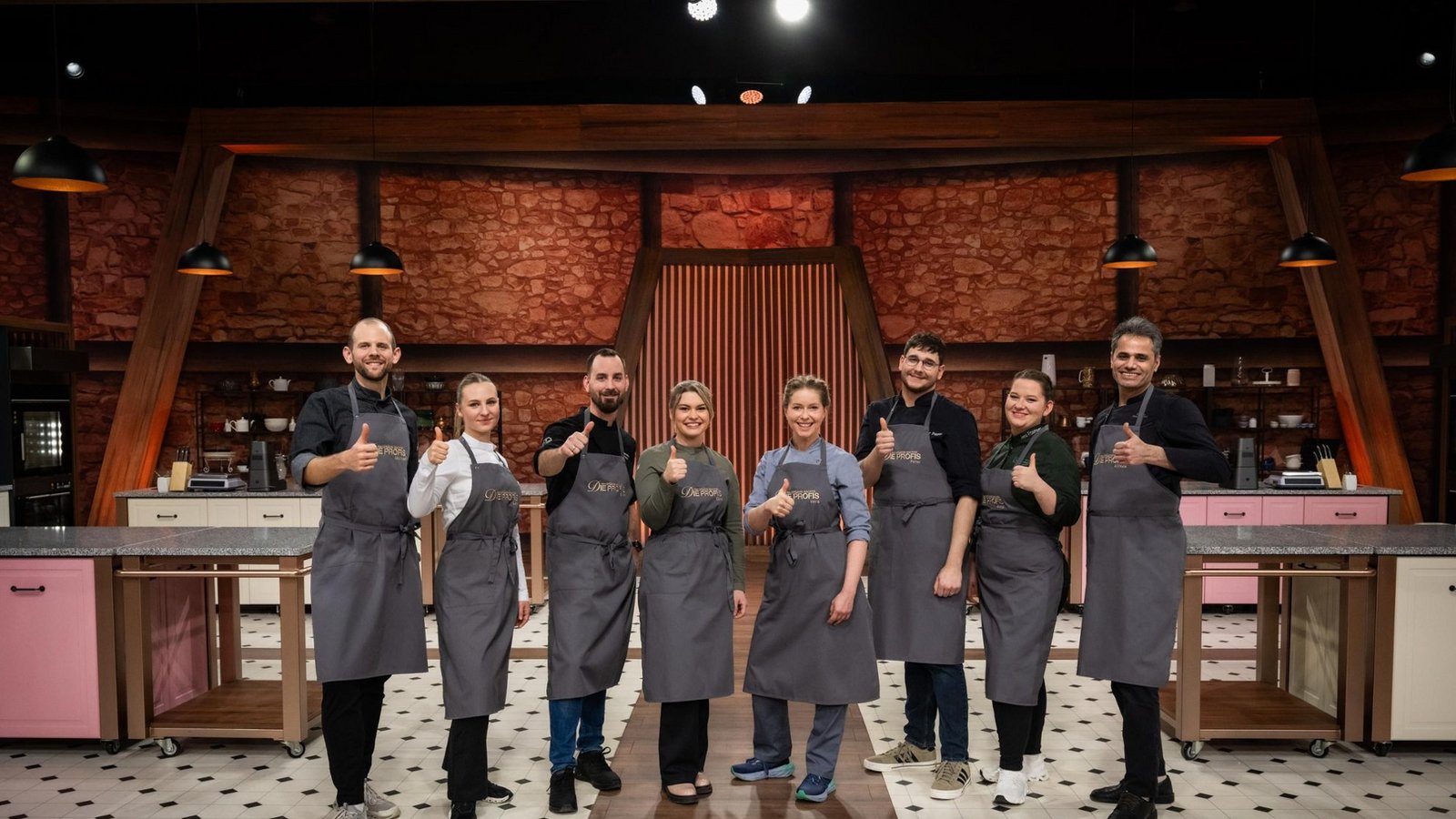 (v.l.n.r.) Michael, Lina, Sven, Gina, Vera, Péter, Anna, Alireza sind die "Profis" in der neuen Staffel beim großen Backen.Foto: Joyn / Claudius Pflug (v.l.n.r.) Michael, Lina, Sven, Gina, Vera, Péter, Anna, Alireza sind die "Profis" in der neuen Staffel beim großen Backen.Foto: Joyn / Claudius Pflug