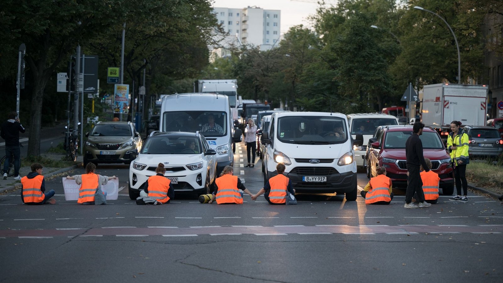 Straßenblockade der Letzten Generation auf dem Mehringdamm in Berlin.Foto: Sebastian Christoph Gollnow/dpa