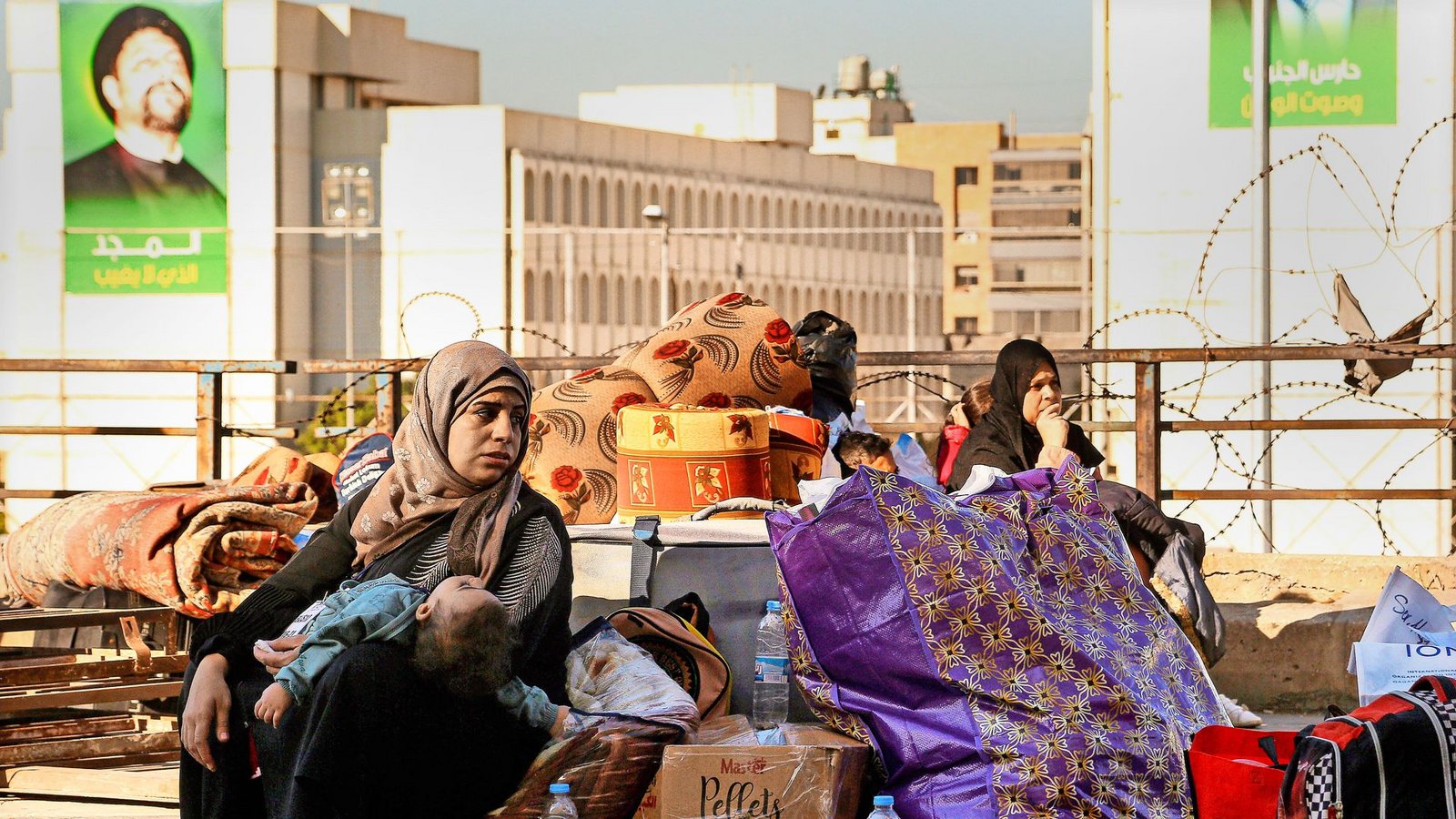 Eine syrische Mutter mit ihrem Kind wartet an einem Sammelpunkt in Beirut auf die Rückreise nach Syrien.Foto: imago/Zuma Press Wire Eine syrische Mutter mit ihrem Kind wartet an einem Sammelpunkt in Beirut auf die Rückreise nach Syrien.Foto: imago/Zuma Press Wire