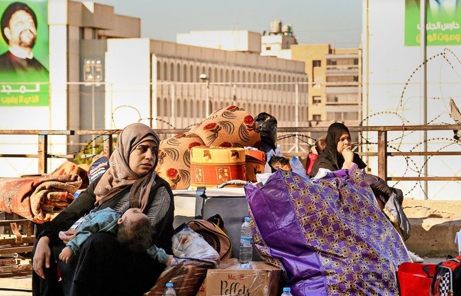 Eine syrische Mutter mit ihrem Kind wartet an einem Sammelpunkt in Beirut auf die Rückreise nach Syrien.<span class='image-autor'>Foto: imago/Zuma Press Wire</span>