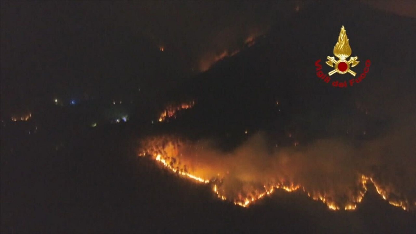 In der Nacht spitzte sich die Lage zu.Foto: -/Vigili del Fuoco/dpa