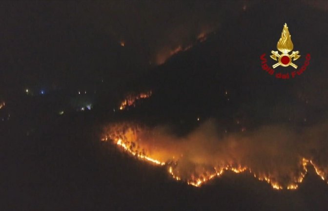 In der Nacht spitzte sich die Lage zu.<span class='image-autor'>Foto: -/Vigili del Fuoco/dpa</span>