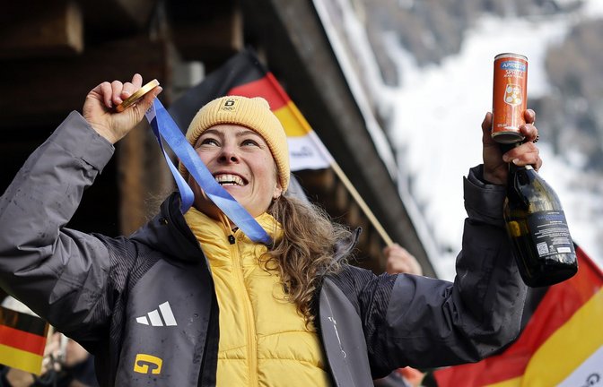 Ausgelassene Freude: Skicrosserin Daniela Maier nach ihrem Triumph in Livigno.<span class='image-autor'>Foto: Oliver Weiken/dpa</span>