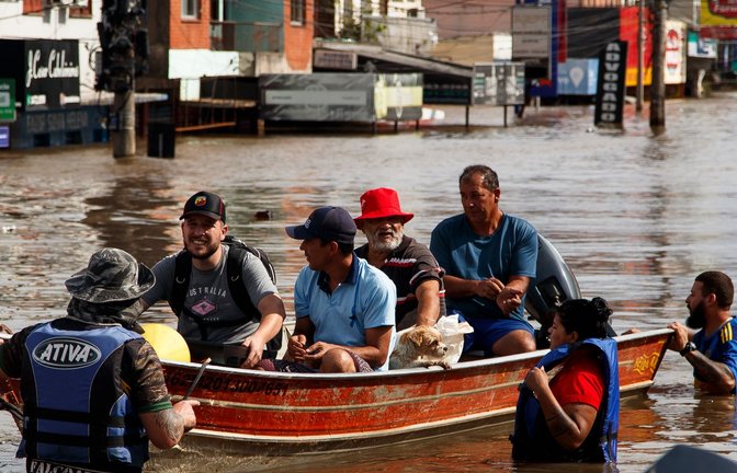 Rettungskräfte sind in der Region Rio Grande do Sul im Einsatz.<span class='image-autor'>Foto: Claudia Martini/XinHua/dpa</span>