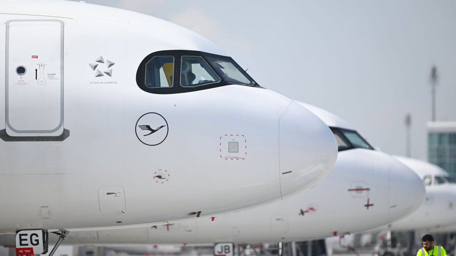Flugzeuge mussten am Samstagmorgen in München wegen einer Drohnenwarnung kurzzeitig am Noden bleiben. (Symbolbild)Foto: Sven Hoppe/dpa Flugzeuge mussten am Samstagmorgen in München wegen einer Drohnenwarnung kurzzeitig am Noden bleiben. (Symbolbild)Foto: Sven Hoppe/dpa