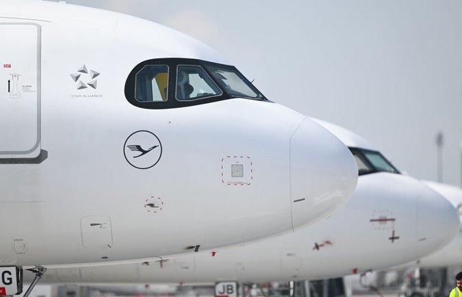 Flugzeuge mussten am Samstagmorgen in München wegen einer Drohnenwarnung kurzzeitig am Noden bleiben. (Symbolbild)<span class='image-autor'>Foto: Sven Hoppe/dpa</span>