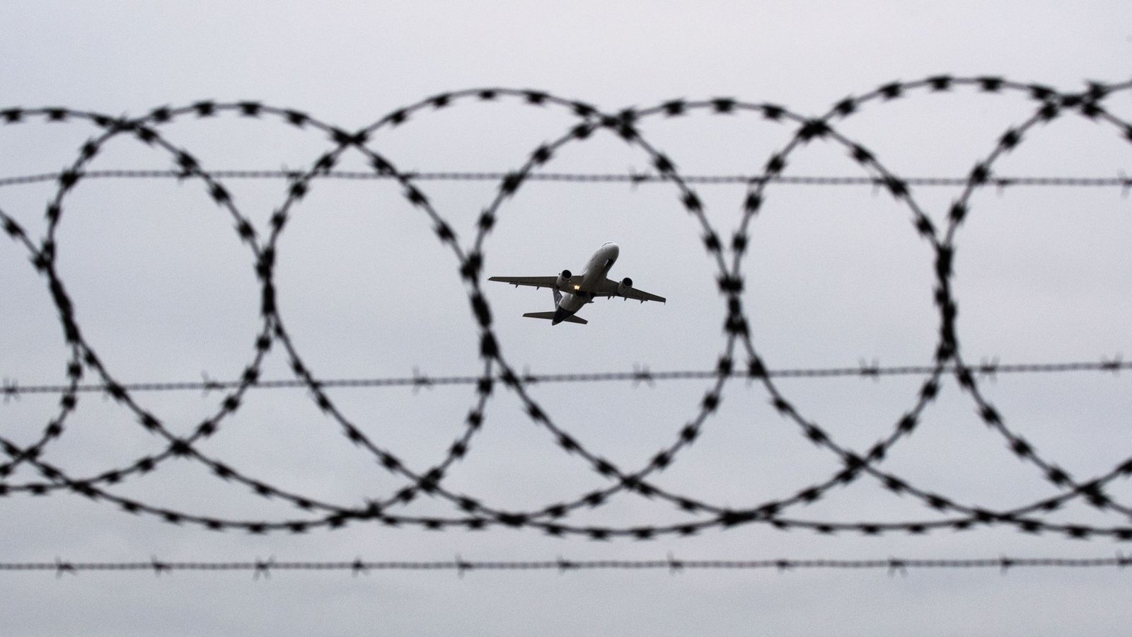 Die Bundesregierung will künftig regelmäßig nach Afghanistan und Syrien abschieben.Foto: Julian Stratenschulte/dpa Die Bundesregierung will künftig regelmäßig nach Afghanistan und Syrien abschieben.Foto: Julian Stratenschulte/dpa