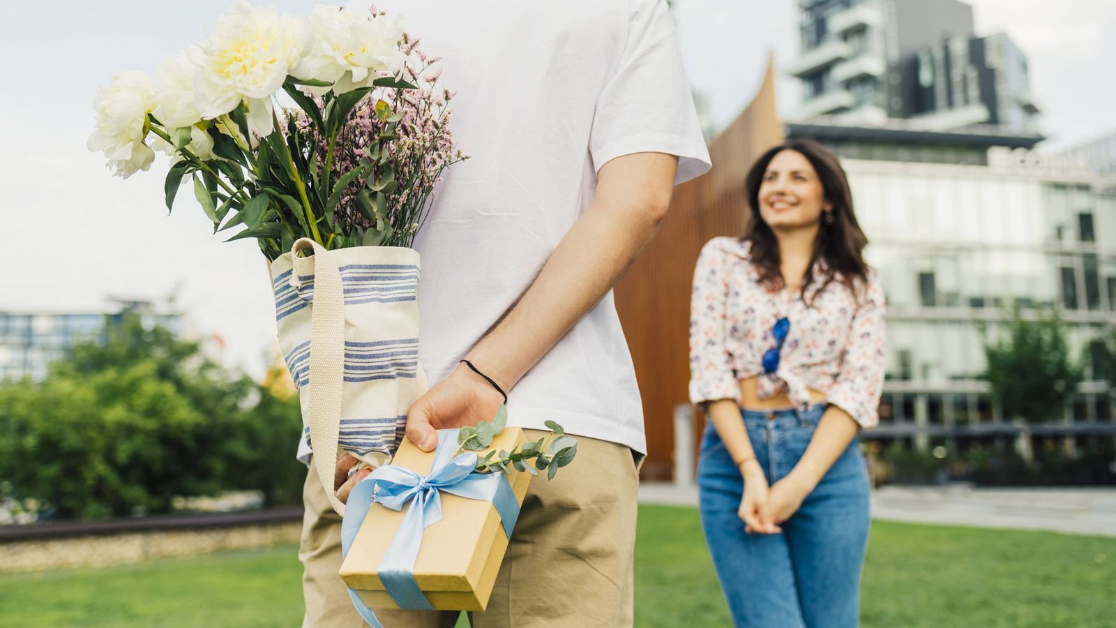 Geschenke, Zärtlichkeit, Hilfsbereitschaft: Menschen haben unterschiedliche Arten, wie sie ihre Liebe ausdrücken.Foto: imago/Westend61//Eugenio Marongiu Geschenke, Zärtlichkeit, Hilfsbereitschaft: Menschen haben unterschiedliche Arten, wie sie ihre Liebe ausdrücken.Foto: imago/Westend61//Eugenio Marongiu