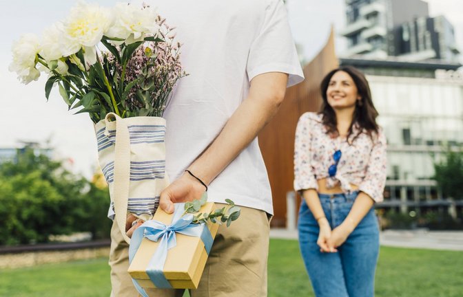 Geschenke, Zärtlichkeit, Hilfsbereitschaft: Menschen haben unterschiedliche Arten, wie sie ihre Liebe ausdrücken.<span class='image-autor'>Foto: imago/Westend61//Eugenio Marongiu</span>