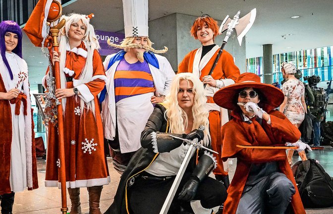 Es weihnachtet auf der Comic Con: Figuren aus dem Anime „Frieren“ erscheinen im festlichen Weihnachtsmantel.<span class='image-autor'>Foto: Lichtgut/Ferdinando Iannone</span>