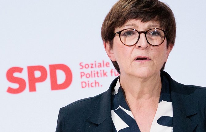 Saskia Esken macht den Platz frei.<span class='image-autor'>Foto: Carsten Koall/dpa</span>