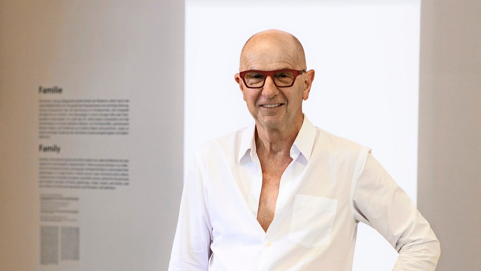 Artur Walther in seinem Ausstellungs-Kubus bei Ulm: „Es braucht eine wahnsinnige Liebe zu dem, was man macht“, sagt er, „eine wahnsinnige Intensität und Fokussierung. Man ist besessen, sonst funktioniert das nicht.“Foto: Sabina Paries Artur Walther in seinem Ausstellungs-Kubus bei Ulm: „Es braucht eine wahnsinnige Liebe zu dem, was man macht“, sagt er, „eine wahnsinnige Intensität und Fokussierung. Man ist besessen, sonst funktioniert das nicht.“Foto: Sabina Paries