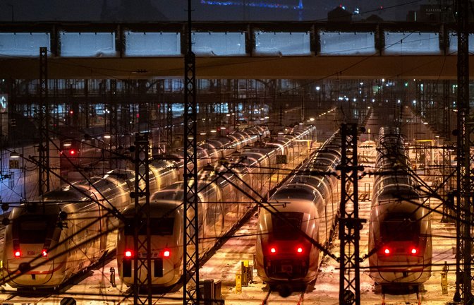 ICE Schnellzüge stehen während des  Bahnstreiks im Januar auf Abstellgleisen vor dem Hauptbahnhof in München.<span class='image-autor'>Foto: dpa/Lennart Preiss</span>