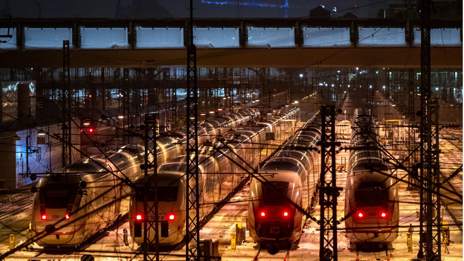 ICE Schnellzüge stehen während des  Bahnstreiks im Januar auf Abstellgleisen vor dem Hauptbahnhof in München.Foto: dpa/Lennart Preiss