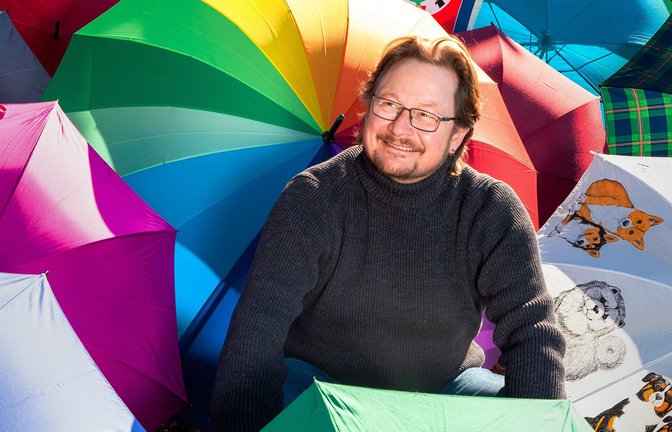 Er lässt niemandem im Regen stehen: Erich Baumann repariert Schirme.<span class='image-autor'>Foto: Sabina Paries</span>