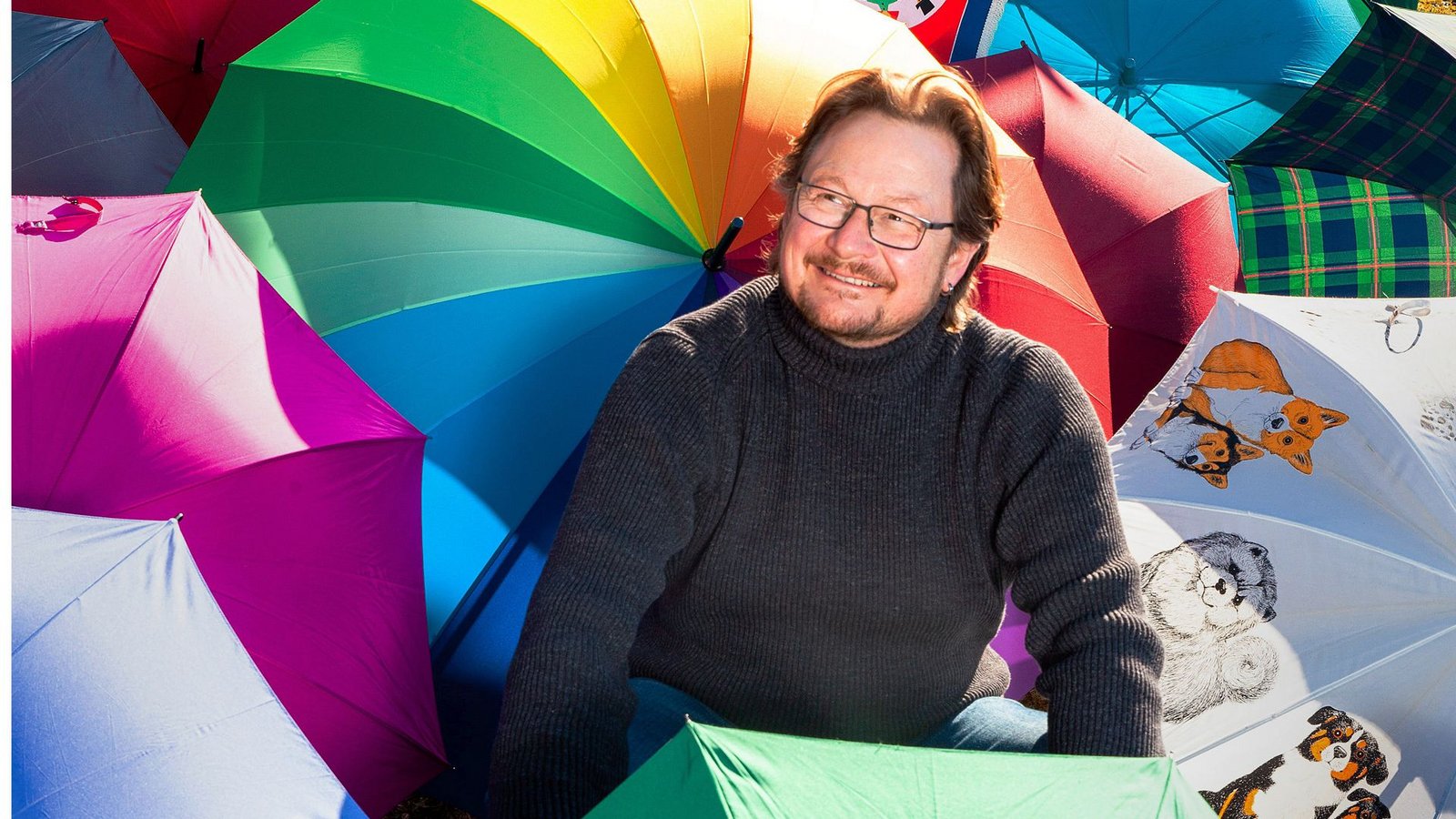 Er lässt niemandem im Regen stehen: Erich Baumann repariert Schirme.Foto: Sabina Paries