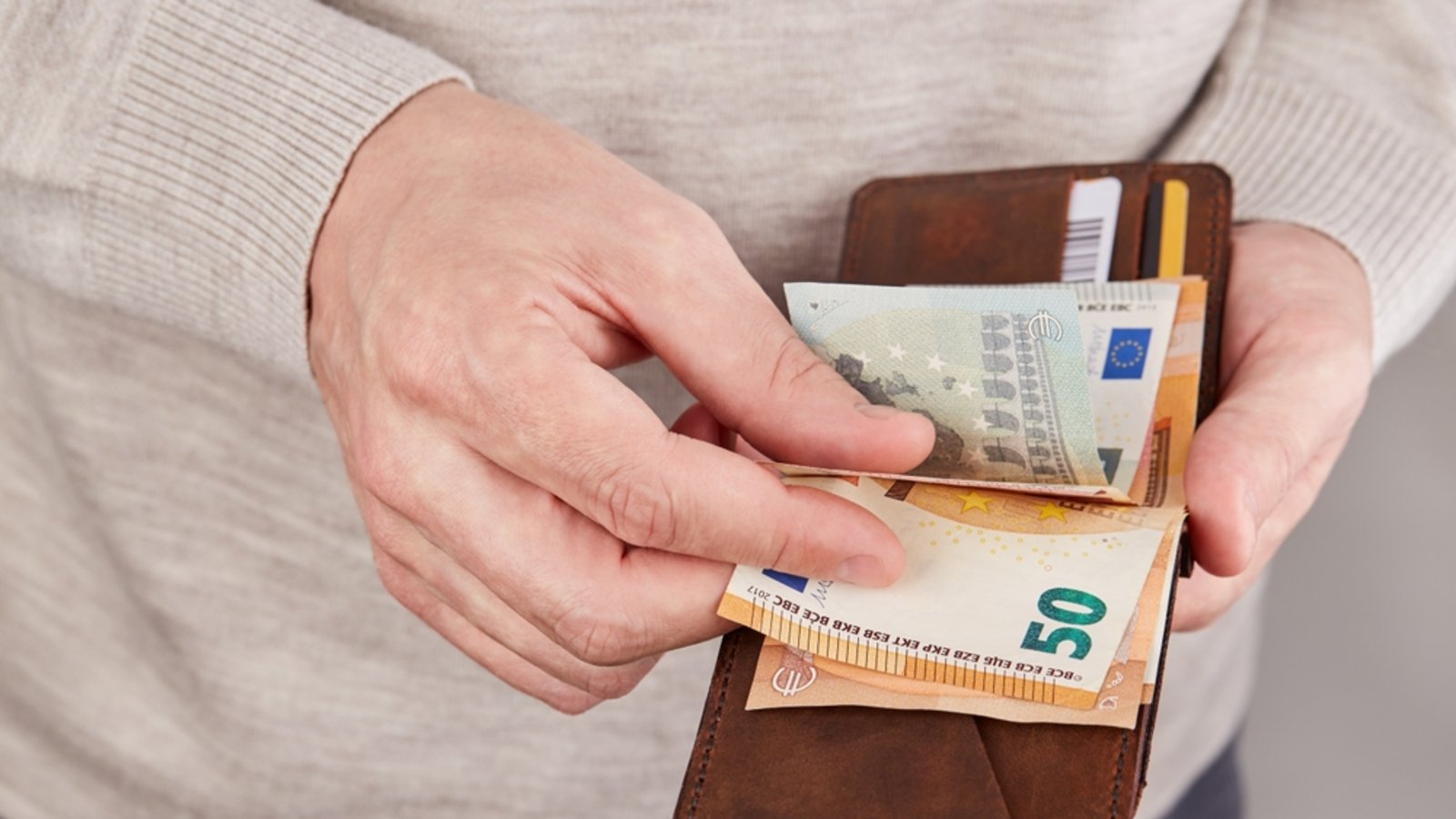 Viele Beschäftigte warten noch auf die Gehaltserhöhung.Foto: natkinzu / shutterstock.com Viele Beschäftigte warten noch auf die Gehaltserhöhung.Foto: natkinzu / shutterstock.com