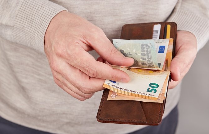 Viele Beschäftigte warten noch auf die Gehaltserhöhung.<span class='image-autor'>Foto: natkinzu / shutterstock.com</span>