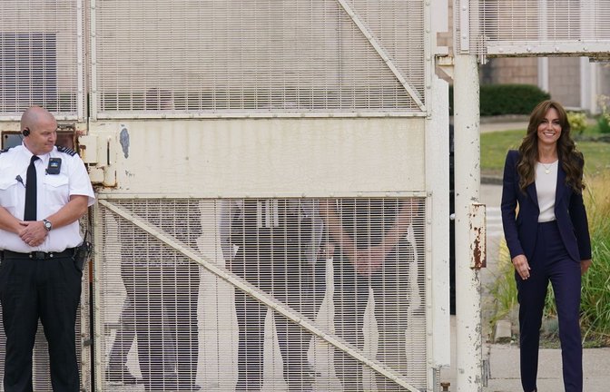 Kate (r), Prinzessin von Wales, besucht das  Gefängnis HMP High Down in Sutton.<span class='image-autor'>Foto: Jonathan Brady/PA Wire/dpa</span>