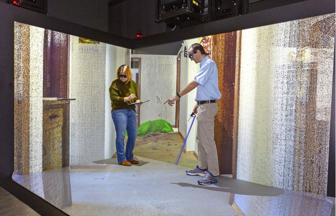 Begehung eines virtuell nachgestellten Tatorts in der Cave.<span class='image-autor'>Foto: Landeskriminalamt Baden-Württemberg</span>