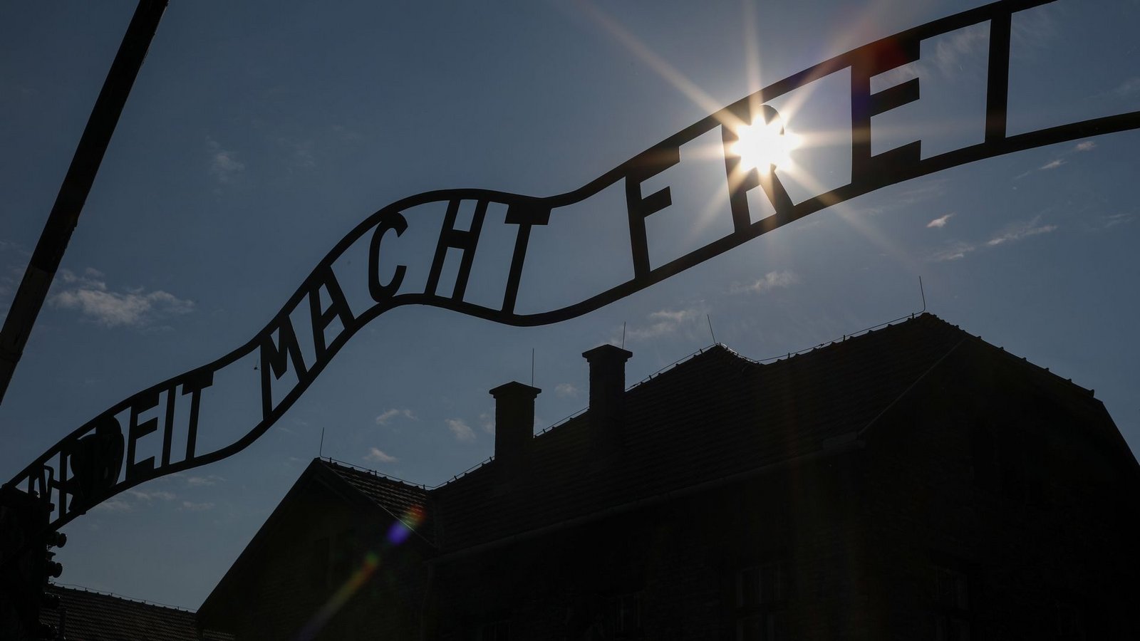 Ein zynischer Spruch wies den Weg ins Konzentrationslager Auschwitz.Foto: dpa/Jan Woitas Ein zynischer Spruch wies den Weg ins Konzentrationslager Auschwitz.Foto: dpa/Jan Woitas