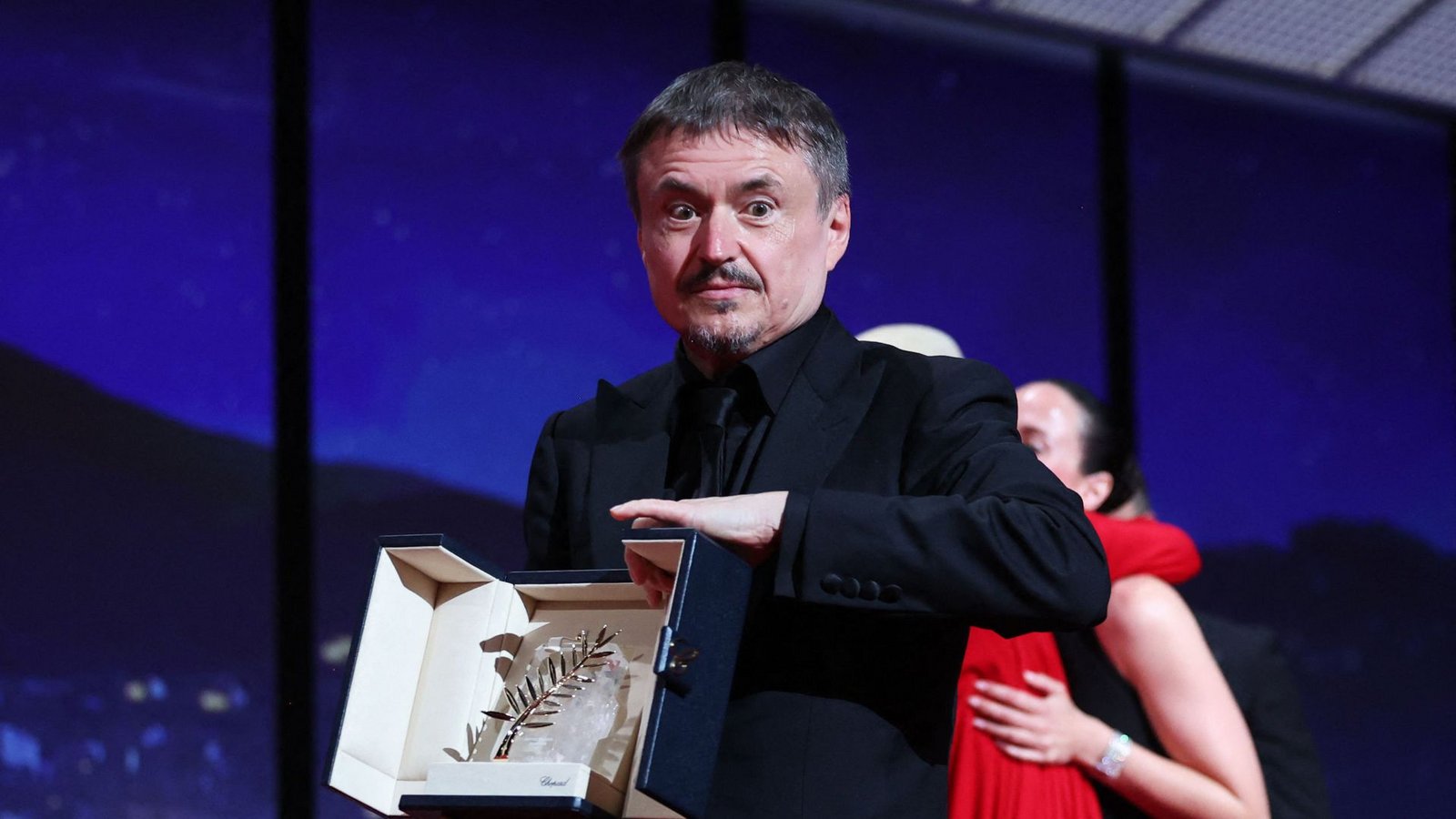 Cristian Mungiu gewinnt mit seinem vielschichtigen Drama „Fjord“ die Goldene Palme.Foto: dpa/AFP Cristian Mungiu gewinnt mit seinem vielschichtigen Drama „Fjord“ die Goldene Palme.Foto: dpa/AFP