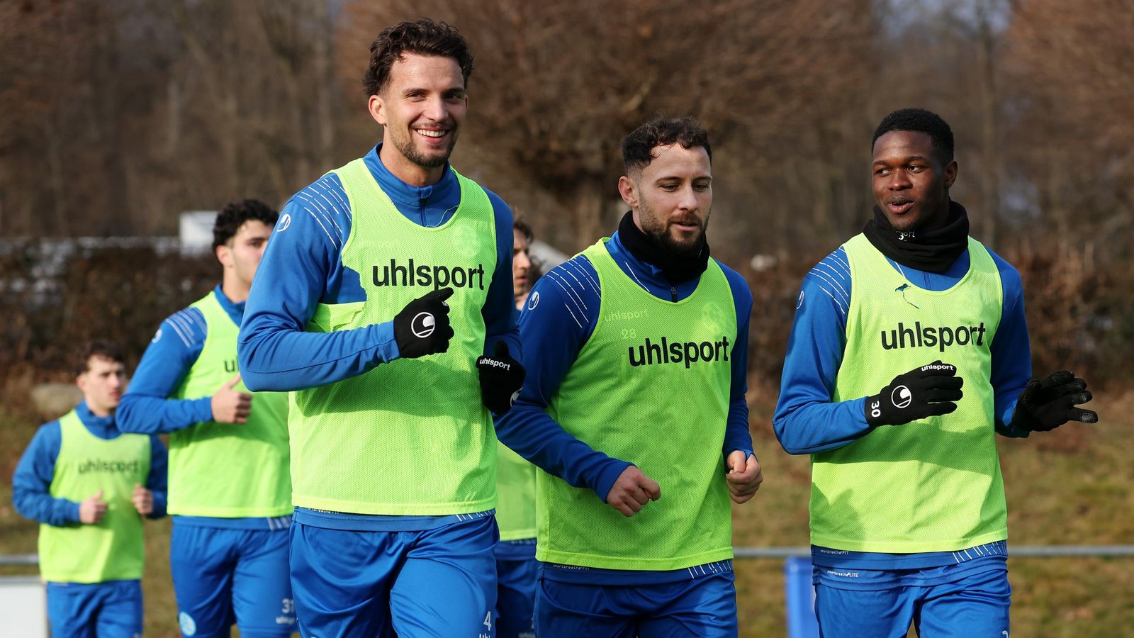 Gute Laune: Milan Petrovic, Kapitän Lukas Kiefer, Neuzugang Abdoulie Mboob.Foto: Baumann/Julia Rahn Gute Laune: Milan Petrovic, Kapitän Lukas Kiefer, Neuzugang Abdoulie Mboob.Foto: Baumann/Julia Rahn