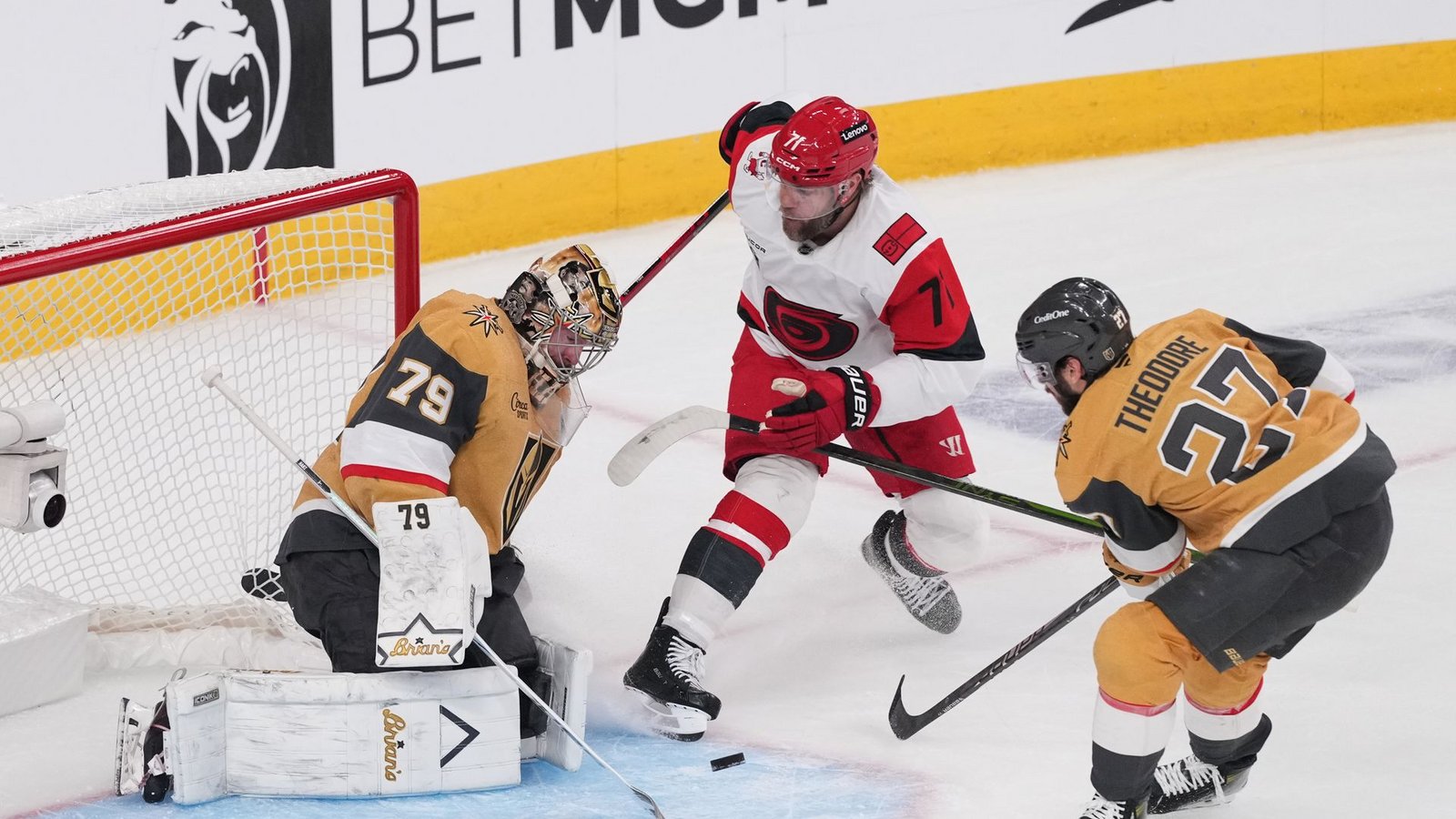 Taylor Hall (Mitte) traf früh zum 1:0 für die Hurricanes.Foto: Candice Ward/FR172212 AP/AP/dpa Taylor Hall (Mitte) traf früh zum 1:0 für die Hurricanes.Foto: Candice Ward/FR172212 AP/AP/dpa
