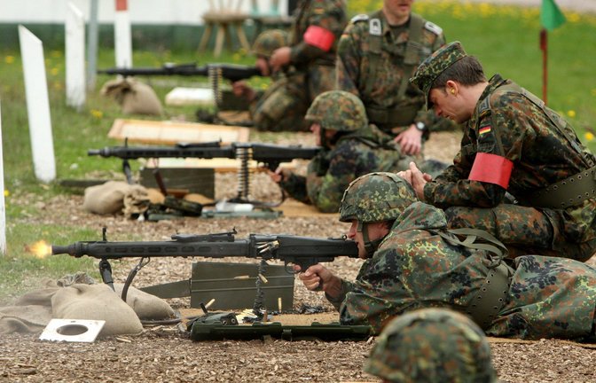 Bundeswehrsoldaten bei einer Schießübung.<span class='image-autor'>Foto: imago sportfotodienst/imago sportfotodienst</span>